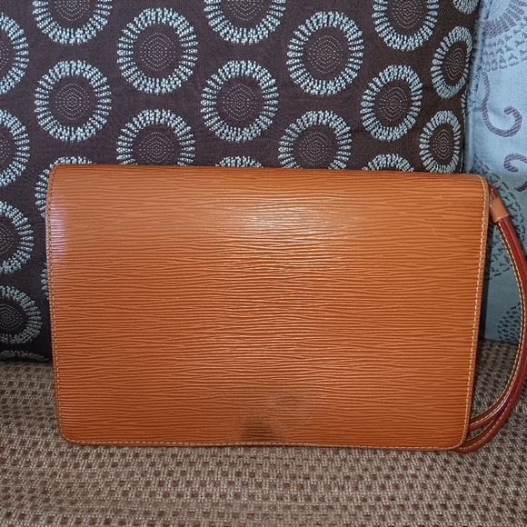 Louis Vuitton epi wristlet clutch- Authenticated - Picture 3 of 8